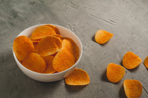 灰色混凝土背景上的薯片图片下载