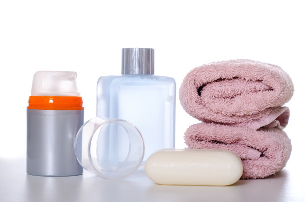 化妆品设置为白色背景，正面视图图片下载