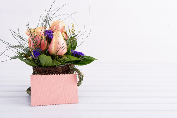 桌上一小束花图片下载