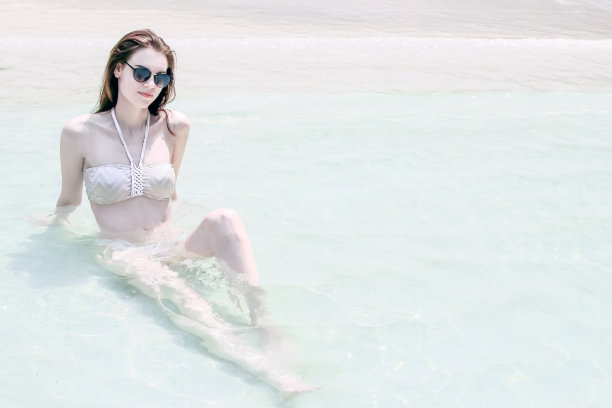 海滩上美丽的白人女孩图片下载