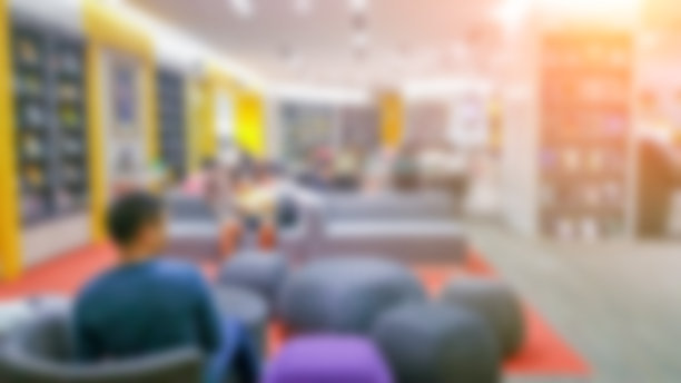 学生在图书馆阅读的模糊照片图片下载