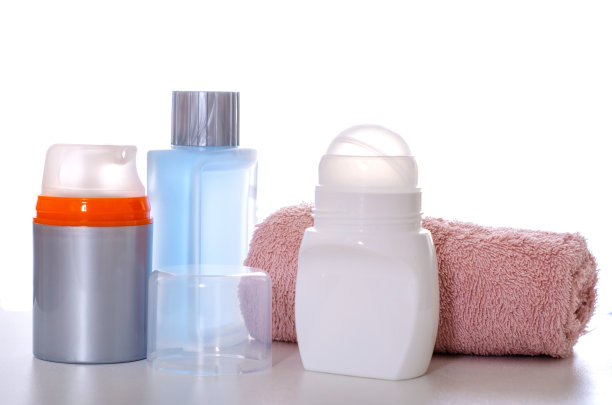 化妆品设置为白色背景，正面视图图片下载