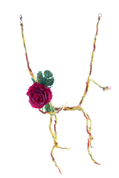 在白色背景上用毛毡制成的珠宝图片下载