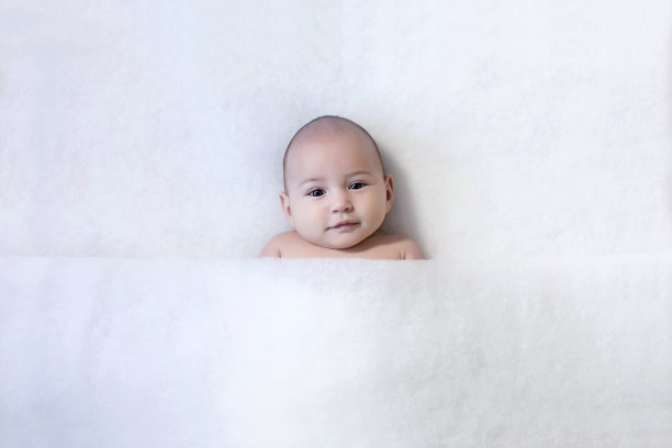 可爱的婴儿微笑在白色的背景图片下载