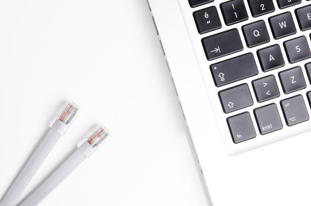 带笔记本电脑的局域网网线素材图片