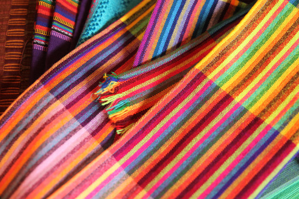 收集来自墨西哥和中美洲的机织面料。图片下载
