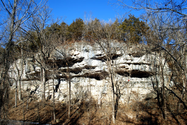 突出的白色悬崖在冬季阳光-密苏里欧扎克图片下载