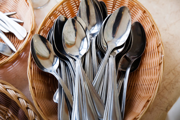 餐具在篮子里图片下载