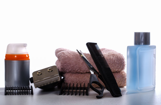 白色背景上的化妆包和理发器图片下载