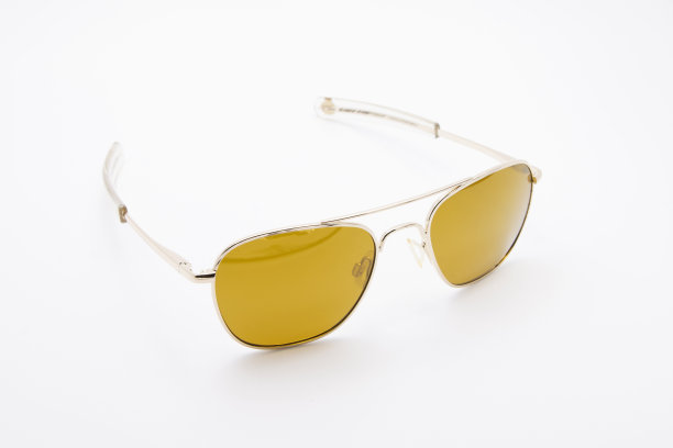 黄色的棕色太阳镜在白色的背景图片下载