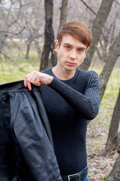 一个男孩在俄罗斯莫斯科的公园里散步图片下载