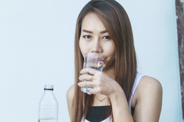 年轻美丽的女子亚洲喝水的肖像在夏天图片下载