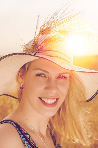 美丽的年轻女子在野外摆姿势。过滤器使用图片下载