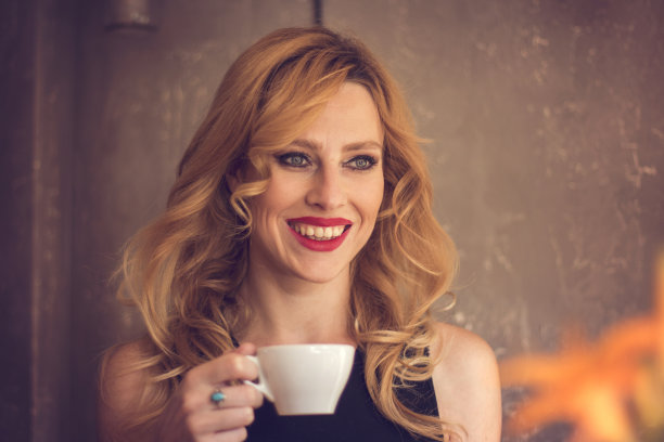 女性喝咖啡图片下载