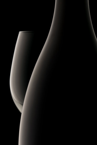 黑色背景上的酒瓶和玻璃的剪影图片下载