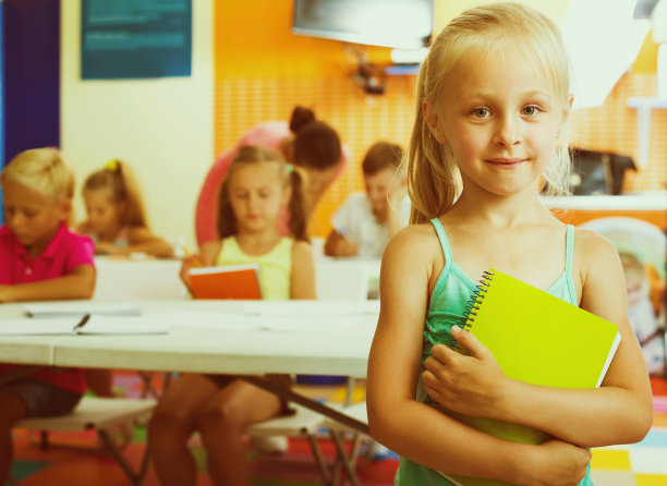 小女生在课堂上图片下载