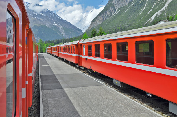 两列火车。图片下载