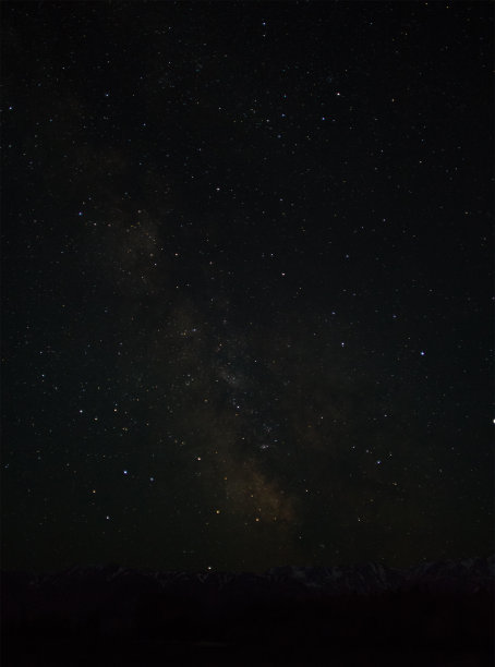 夜山景观与许多星星和银河图片下载