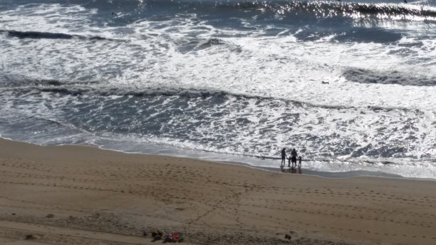 家庭在海滩图片下载
