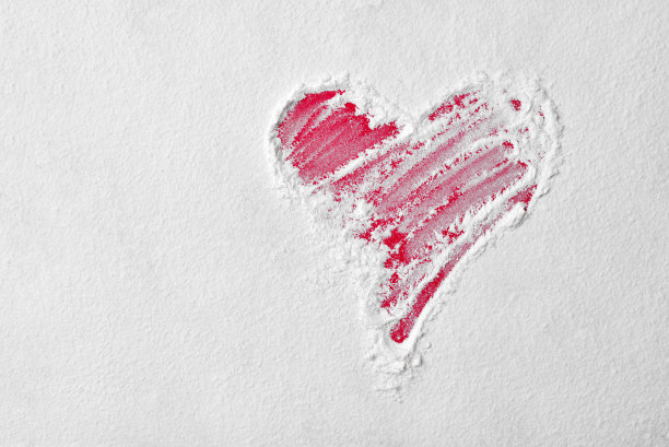 用面粉做成心形，放在红板上。爱的迹象素材图片