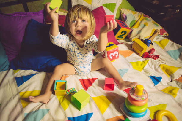 做鬼脸的叛逆小孩图片下载