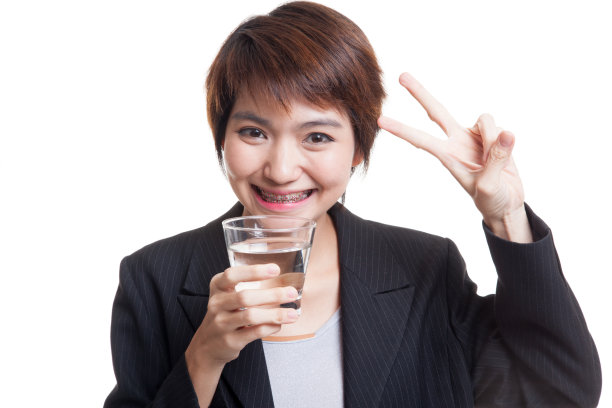 年轻的亚洲女子用一杯图片下载