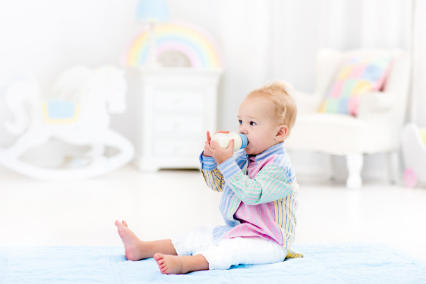 男婴用奶瓶喝牛奶或配方奶粉素材图片