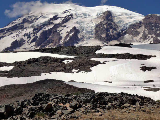 雷尼尔山的天际线图片下载