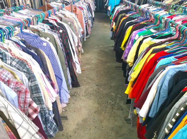 市场上的二手衣服图片下载
