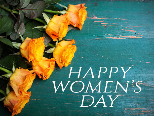 女人是一天的名片。木制背景上的玫瑰花束素材图片