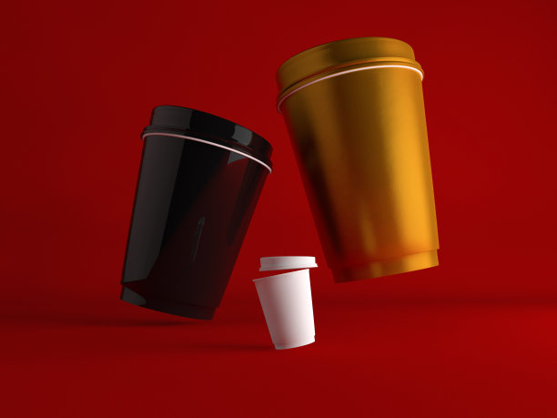 彩色的纸咖啡杯飞过红色的背景。图片下载