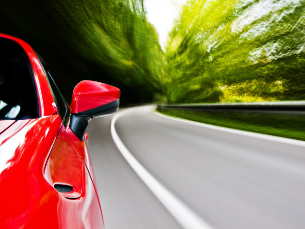 跑车开在前面图片下载