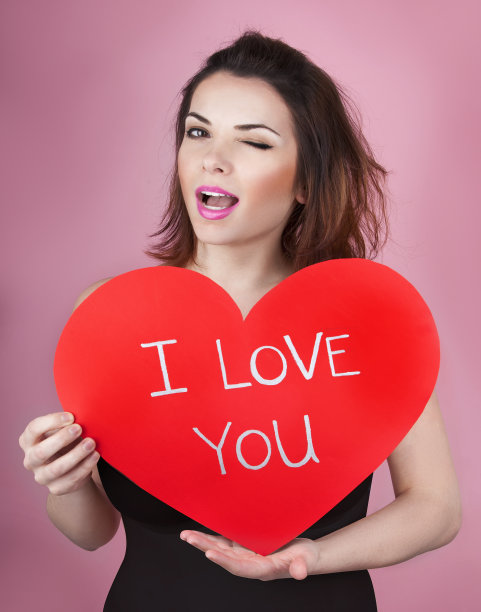 女人手里捧着一颗大大的红心我爱你图片下载