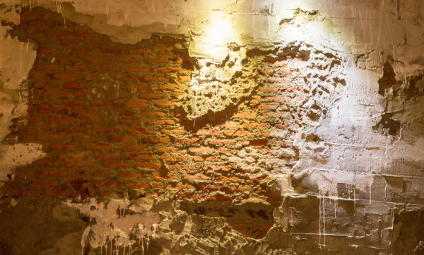 空荡荡的垃圾城市街道与仓库砖墙图片下载