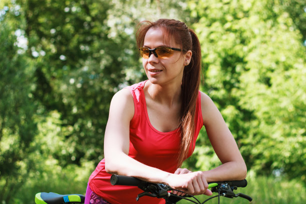 骑着自行车的女运动员图片下载