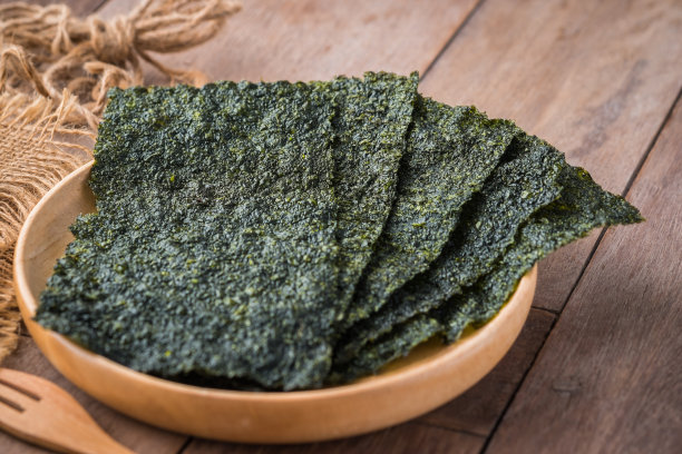 木盘上的海苔干脆图片下载