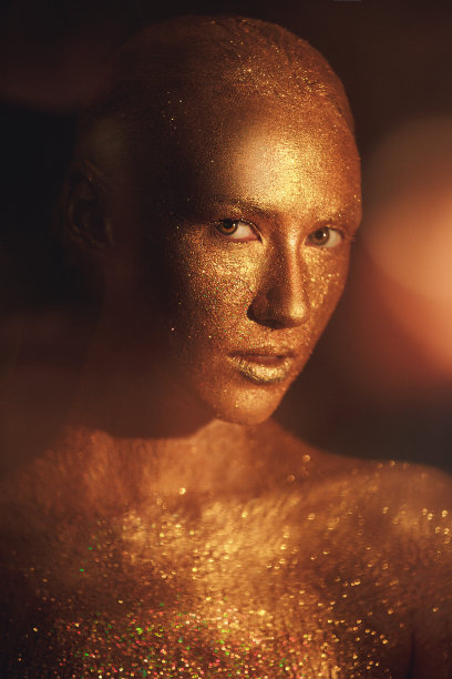 金色装扮的女人图片下载