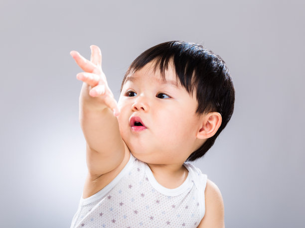 中国幼儿伸出手图片下载