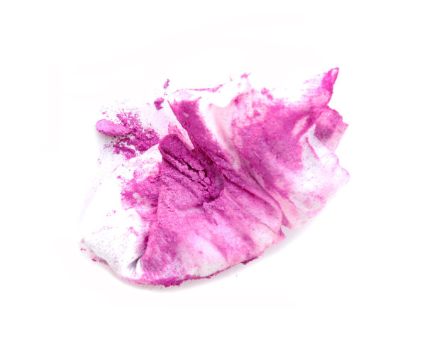 用湿纸巾隔离，去除化妆颜色。素材图片