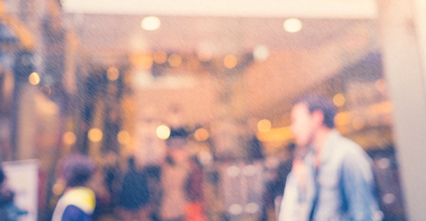 模糊的背景-购物中心和客户。下雨的时间。图片下载