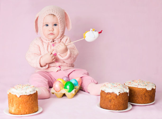 复活节兔子。可爱的小女孩穿着复活节兔子的服装图片下载