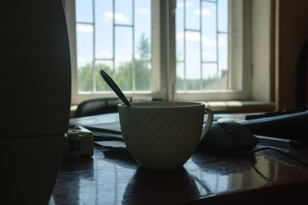 杯子在桌子上图片下载