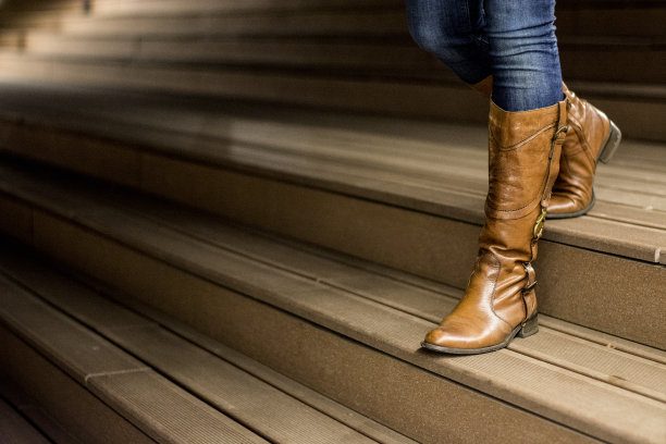 穿着皮靴的年轻女子图片下载