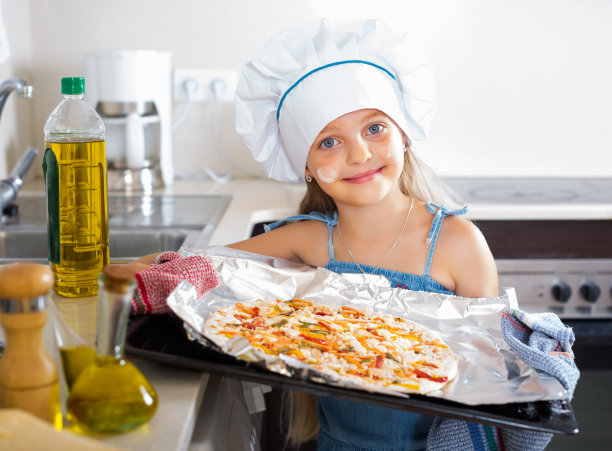 女孩拿着盘子里的披萨图片下载