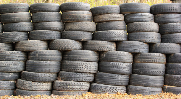 旧的脏的旧轮胎图片下载