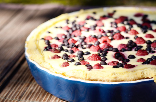 阳光明媚的照片和乡村风格的早餐。芝士蛋糕图片下载