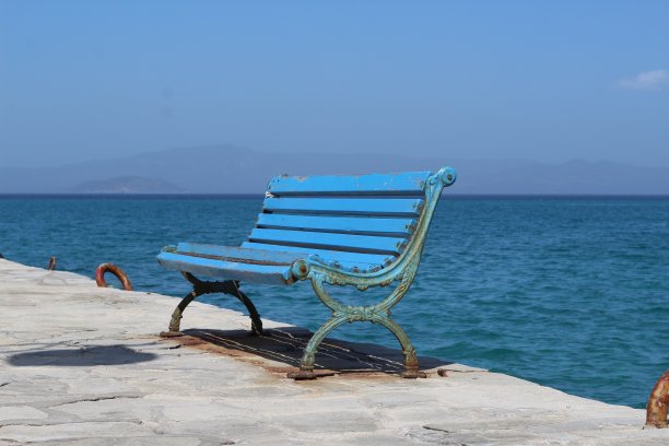 海边的蓝色长椅图片下载