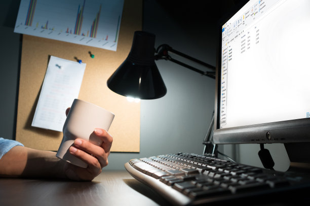 近距离的设计师手拿着一杯咖啡。图片下载