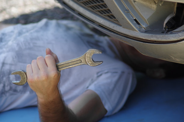 汽车下的司机图片下载