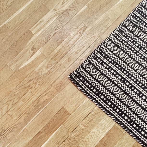 时髦的黑白地毯上的木地板素材图片